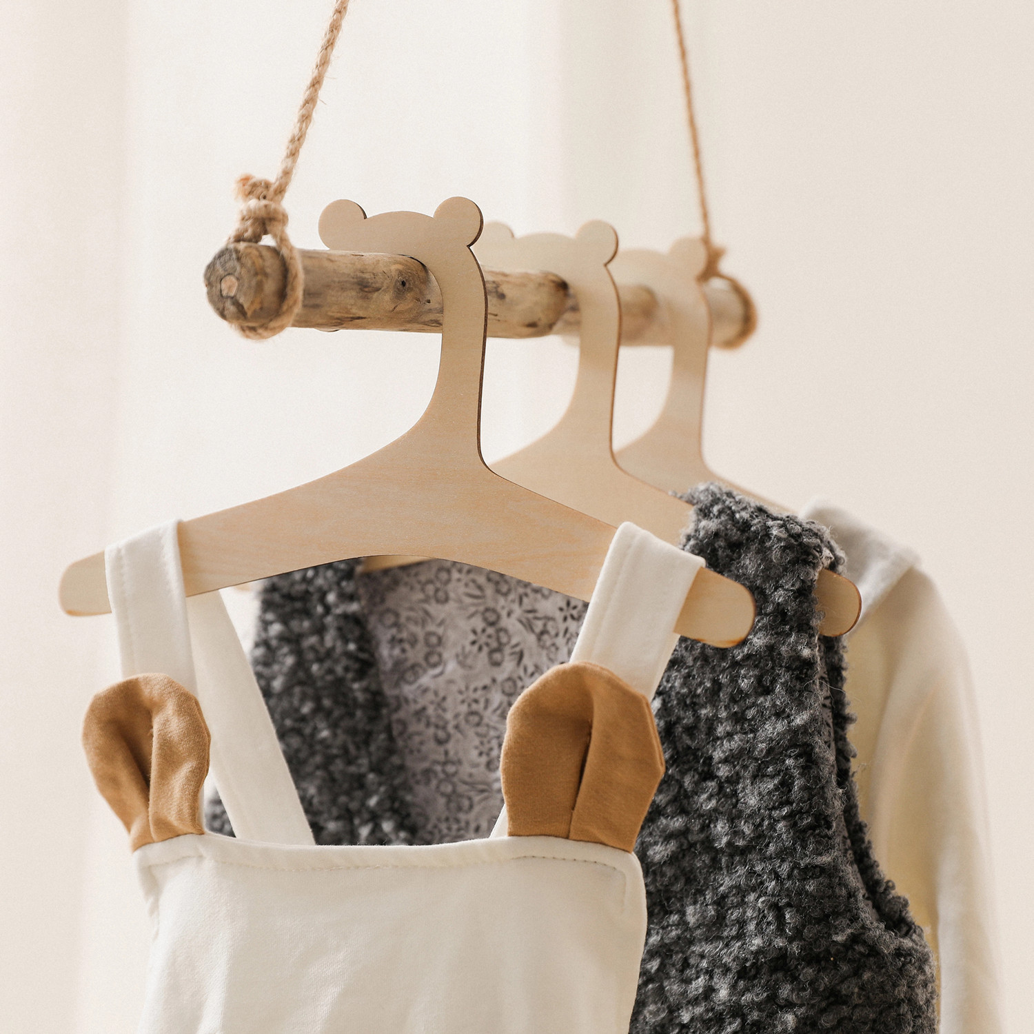 ไม้แขวนเสื้อเด็กแบบไม้ 5/10 ชิ - Baby Clothing Hanging Rack บทวิจารณ์และราคา